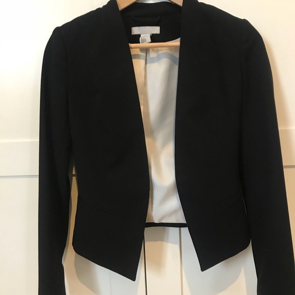 H&M Jackets & Blazers - Beautiful Cropped Fitted Blazer H&M Jackets & Blazers - Beautiful Cropped Fitted Blazer